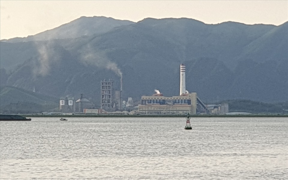 Một nhà máy xi măng bên bờ vịnh Cửa Lục. Ảnh: Nguyễn Hùng