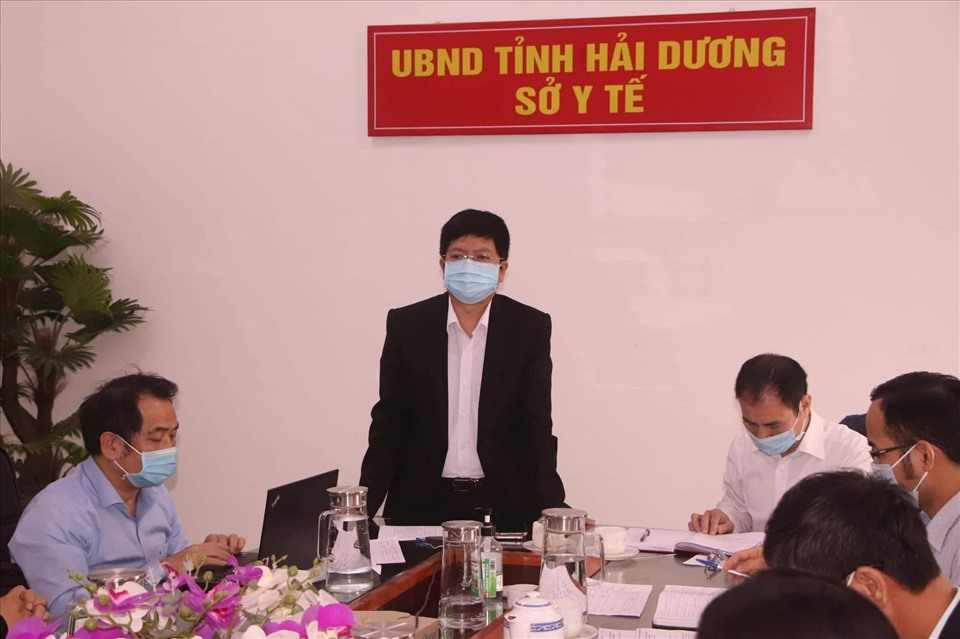 Th.S Bác sĩ Nguyễn Trung Cấp chỉ ra các hướng điều trị , tiếp nhận bệnh nhân chạy thận nhân tạo trong thời điểm COVID-19 đang bùng phát. (Ảnh: Bộ Y tế)