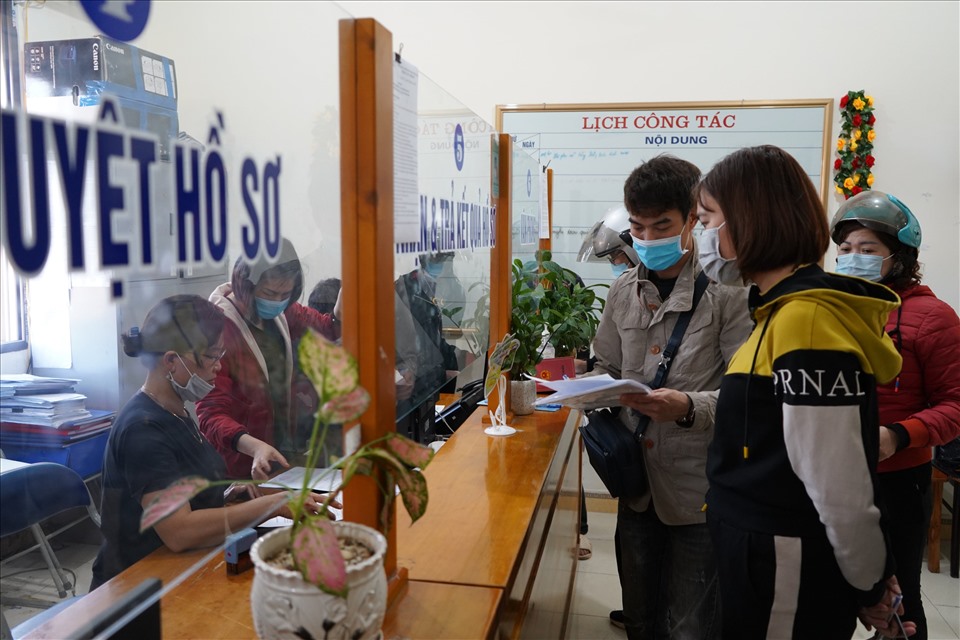 Người dân xin giấy xác nhận ra vào thành phố Hải Phòng tại UBND phường Đông Hải 1 trong ngày 6.2 - ảnh MD