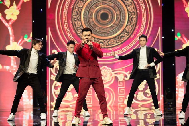 Nam ca sĩ Ưng Hoàng Phúc cũng gửi đến khán giả một ca khúc sôi động trong chương trình đón xuân Tân Sửu 2021 Ảnh: BTC