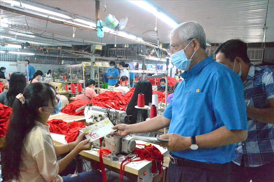 Ông Nguyễn Thiện Phú trực tiếp đến tận nơi sản xuất để trao quà Tết cho người lao động đang trong giờ làm việc. Ảnh: Lục Tùng