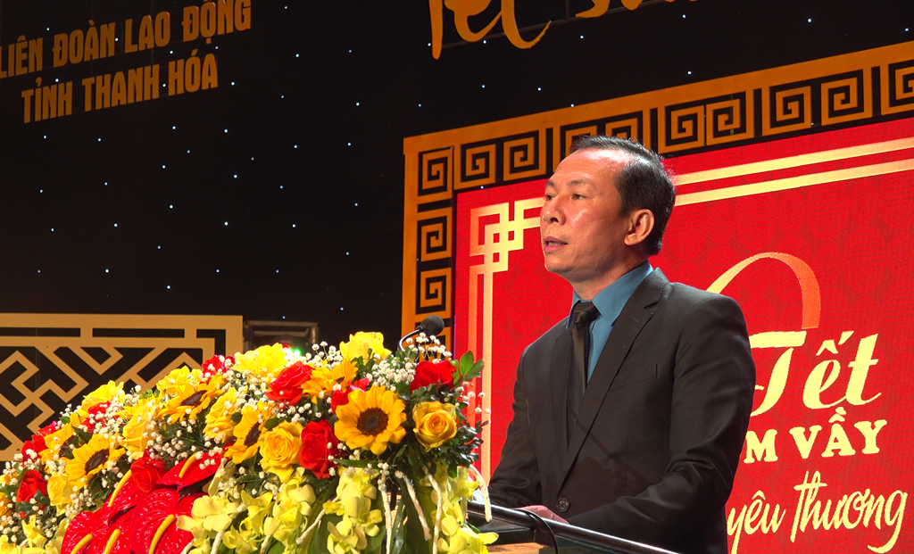 Ông Võ Mạnh Sơn - Chủ tịch LĐLĐ tỉnh Thanh Hóa thông tin về kết quả mà các cấp công đoàn trong tỉnh đã đạt được trong năm qua. Ảnh: Quách Du