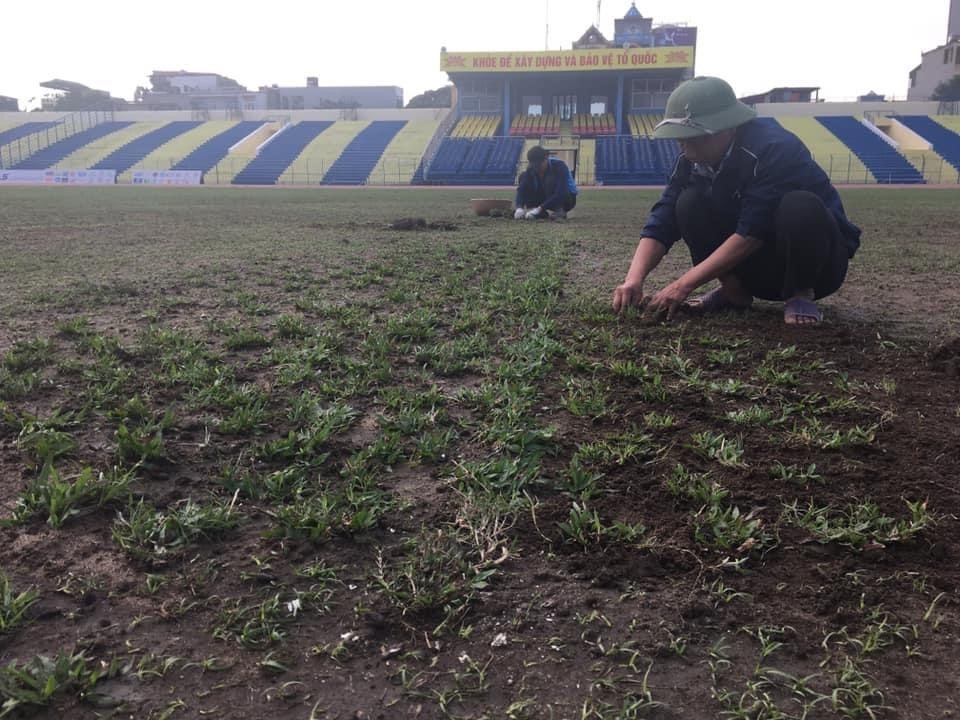 Hình ảnh các nhân viên đang chăm sóc cỏ ở sân Thanh Hoá trong thời gian V.League 2021 tạm nghỉ. Ảnh: Đ.C