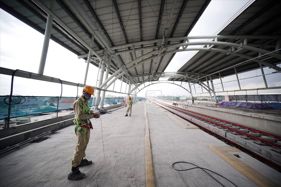 Toàn bộ 11 nhà ga trên cao của tuyến metro số 1 đã được lắp xong mái che.  Ảnh: MAUR