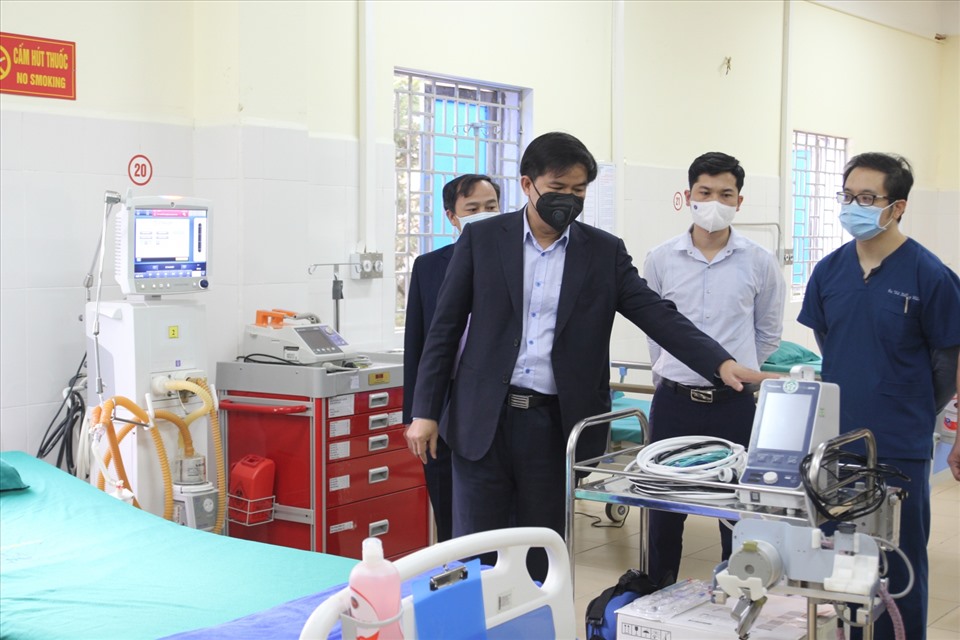 PGS.TS. Đào Xuân Cơ (bên trái) đang giới thiệu các thiết bị y tế mới được trang bị. Ảnh: M.T