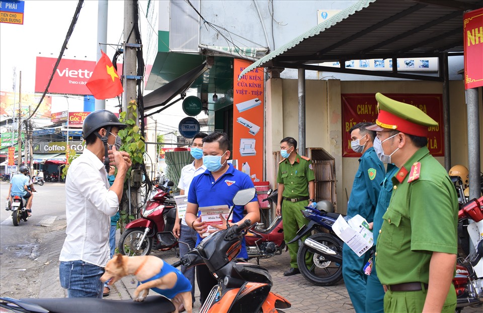 Lực lượng Công an quận Ninh Kiều (TP.Cần Thơ) phối hợp với các cơ quan đơn vị tuyên truyền nhắc nhở người dân đeo khẩu trang để thực hiện biện pháp phòng, chống dịch COVID-19. Ảnh: Thành Nhân