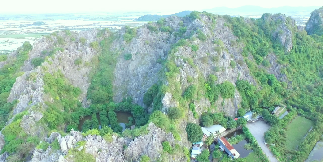 Núi Mo So với hệ thống các hang động bên trong thu hút khách du lịch gần xa đến với Kiên Lương. Ảnh: PV