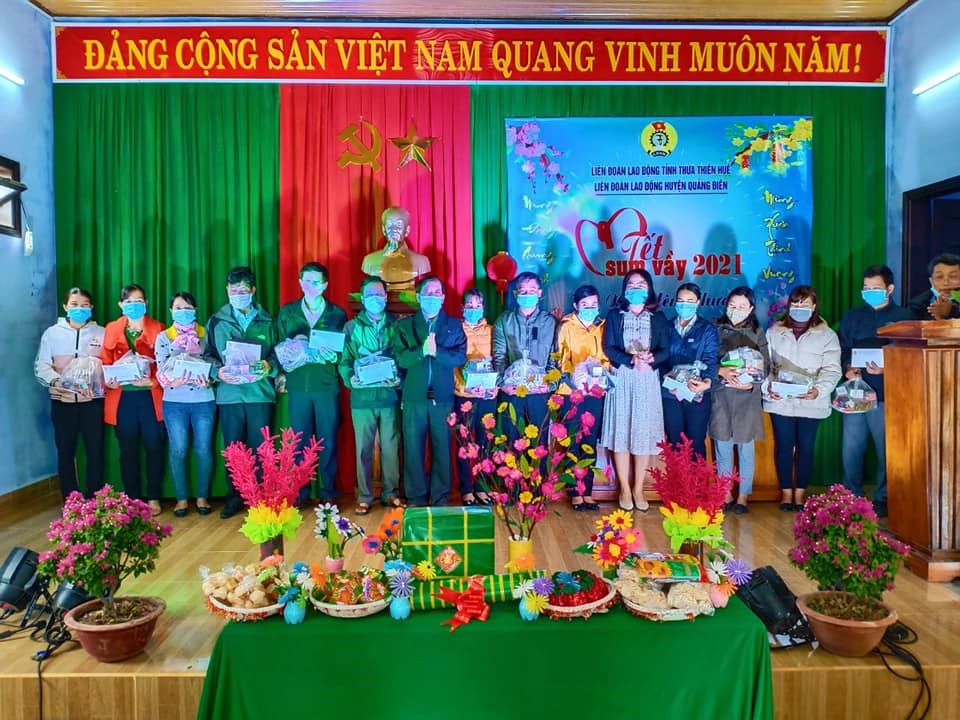 LĐLĐ huyện Quảng Điền trao hơn 200 suất quà cho đoàn viên có hoàn cảnh khó khăn.
