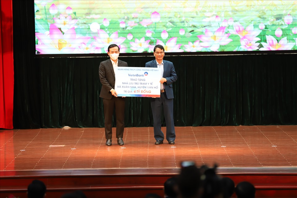 Các ngân hàng, doanh nghiệp đã trao tặng cho địa phương nhiều phần quà giá trị và hỗ trợ kinh phí xóa nhà tạm trên địa bàn tỉnh Sơn La. Ảnh: V.T