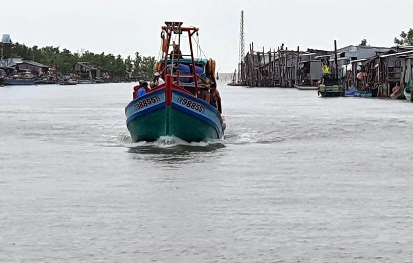 Kiểm soát chặt tàu đánh cá ra vào vùng biển Cà Mau. Ảnh: Nhật Hồ
