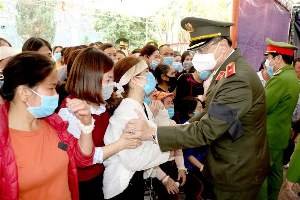 Thiếu tướng Trần Phú Hà - Giám đốc Công an tỉnh Thanh Hóa đến thăm hỏi, động viên gia đình Thiếu tá Vi Văn Luân hy sinh khi làm nhiệm vụ. Ảnh: CATH