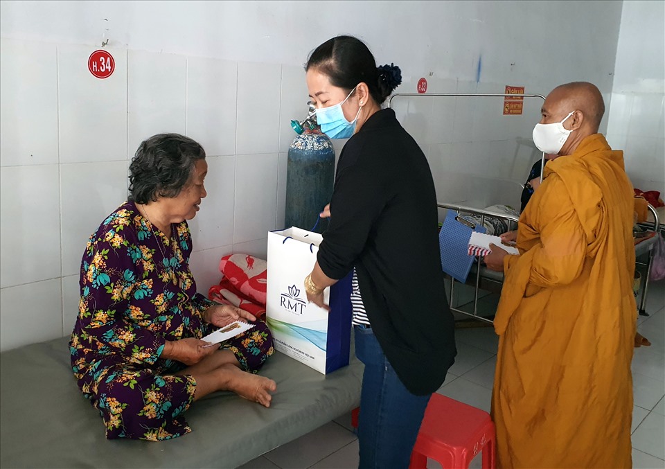 Tất cả bệnh nhân điều trị lưu trú tại Bệnh viện huyện Hòa BÌnh, tỉnh Bạc Liêu đều được nhận quà Tết. Ảnh: Nhật Hồ