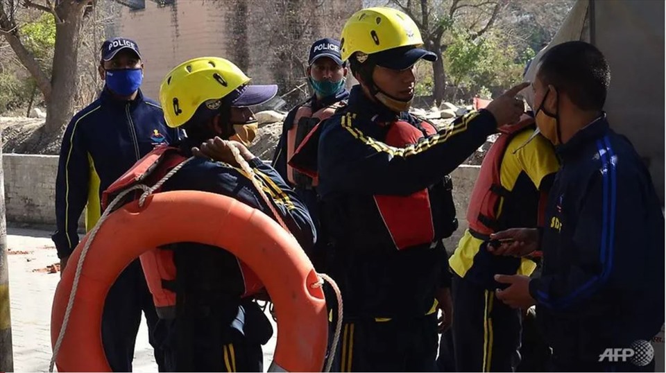 Nhân viên lực lượng ứng phó thảm họa bang Uttarakhand triển khai nỗ lực cứu hộ, cứu nạn. Ảnh: AFP