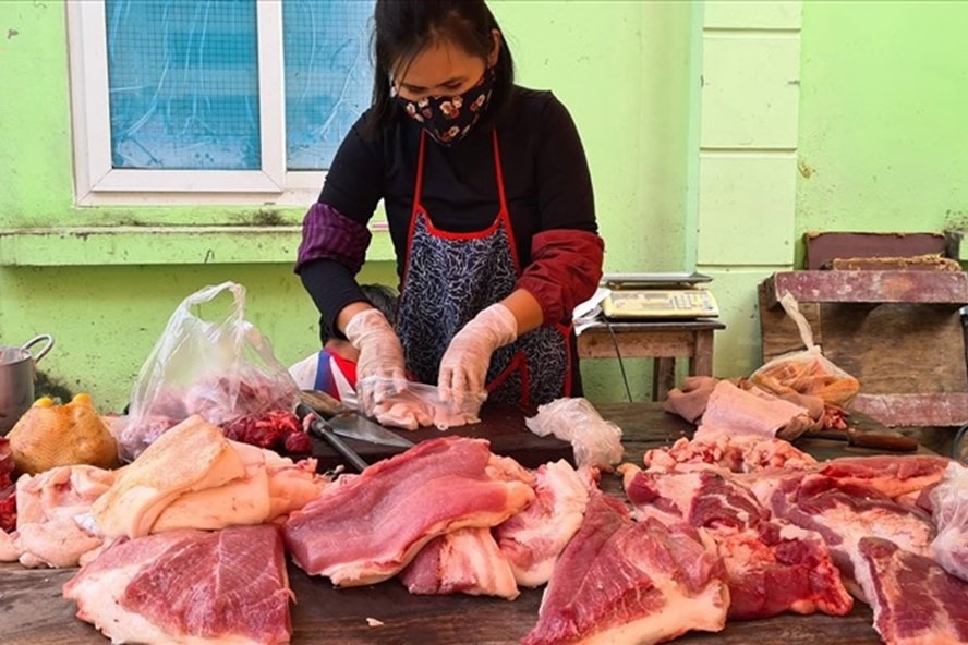 Trưa 7.2, nhiều sạp thịt lợn ở các chợ dân sinh vẫn trong cảnh ế ẩm. Nhiều tiểu thương phải giảm giá đến 30.000 đồng/kg để “cắt lỗ”.