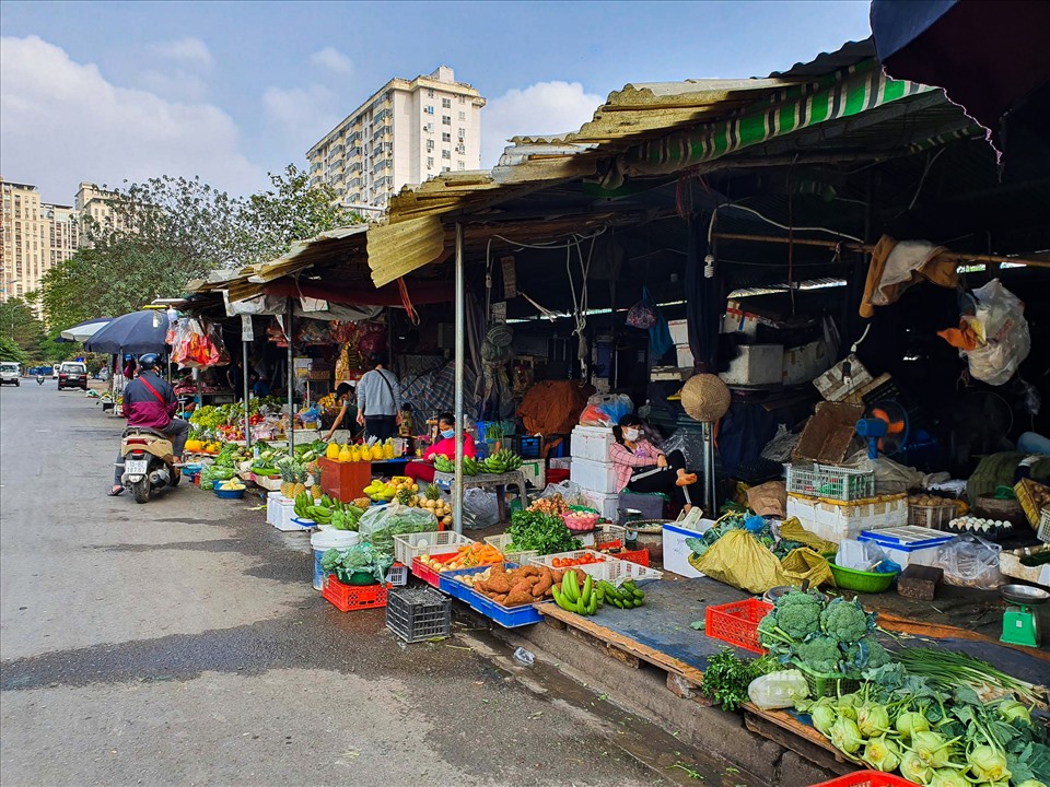 Khung cảnh mua bán đìu hiu tại chợ Nam Trung Yên.