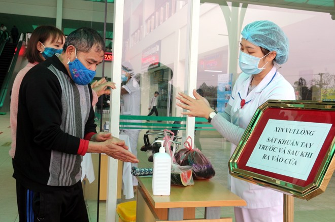 Người dân Yên Báithực hiện các biện pháp phòng, chống dịch COVID-19 tại Bệnh viện Đa khoa tỉnh. (Ảnh: Minh Huyền)
