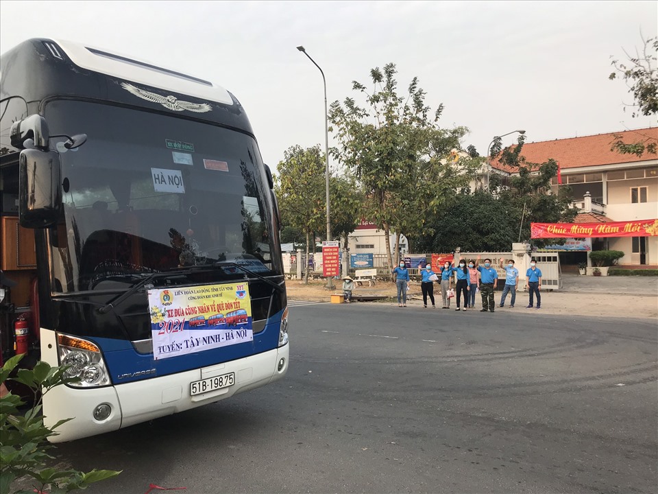 Công đoàn Khu kinh tế tỉnh Tây Ninh đưa tiễn đoàn viên, công nhân lao động về quê đón Tết.