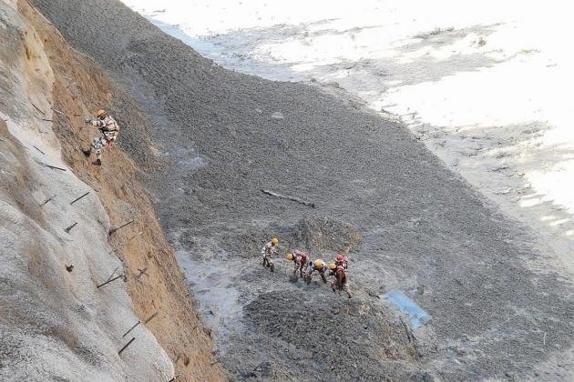 3.4.Bức ảnh do Cảnh sát Biên giới Ấn Độ Tây Tạng cung cấp và được chụp vào ngày 7 tháng 2 năm 2021 cho thấy các nhân viên Cảnh sát Biên giới Ấn Độ Tây Tạng trong một chiến dịch cứu hộ để xóa đường hầm Tapovan khỏi lũ lụt sau khi sông băng bị vỡ ở huyện Chamoli. Các quan chức cho biết một phần của sông băng ở Himalaya đã vỡ ra sông Ấn Độ vào ngày 7 tháng 2, gây ra những trận lốc xoáy khổng lồ làm vỡ đập và cuốn trôi các cầu và đường, với số người thương vong.