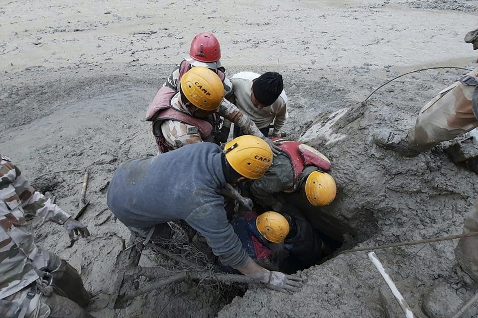 5.Bức ảnh tài liệu này được chụp vào ngày 7 tháng 2 năm 2021 và được phát hành bởi Cảnh sát Biên giới Ấn-Tây Tạng (ITBP) cho thấy các thành viên của Cảnh sát Biên giới Ấn-Tây Tạng (ITBP) trong một chiến dịch cứu hộ sau khi sông băng bị vỡ gây ra một đợt nước sông lớn cuốn trôi các cây cầu và đường xá, tại làng Reni ở quận Chamoli của Uttarakhand. - Ba người được xác nhận đã chết và ít nhất 150 người mất tích ở miền bắc Ấn Độ sau khi một sông băng bị vỡ gây ra một đợt triều cường lớn cuốn trôi các cầu và đường vào ngày 7/2, cảnh sát cho biết. (Ảnh của - / Cảnh sát biên giới Ấn-Tây Tạng (ITBP) / AFP)