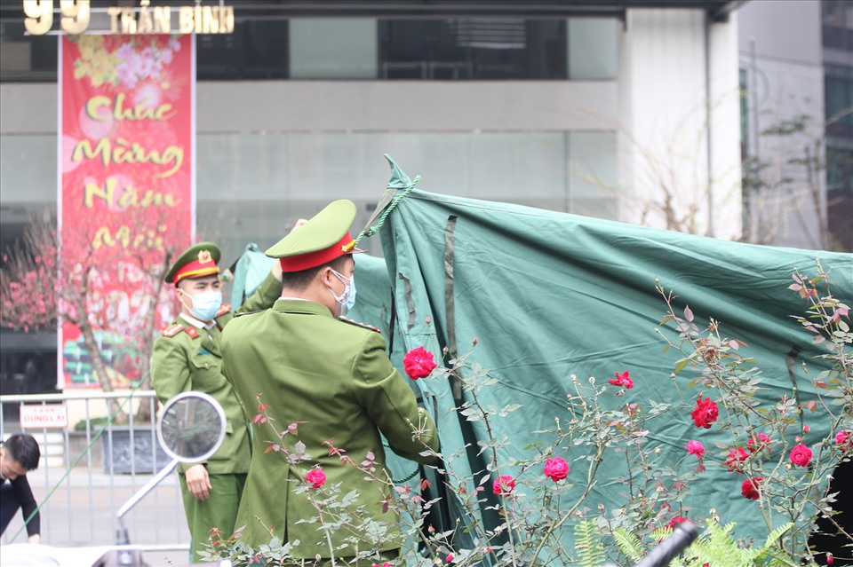 Lực lượng công an dựng lều dã chiến tại khu vực sân chung cư.