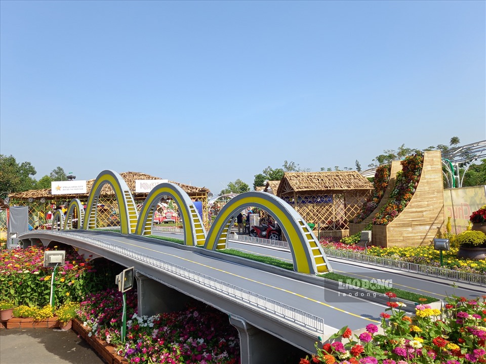 Diện mạo mới mẻ và hiện đại của cầu Quang Trung cũng được tái hiện tại đường hoa như một luồng gió mới tại Cần Thơ.