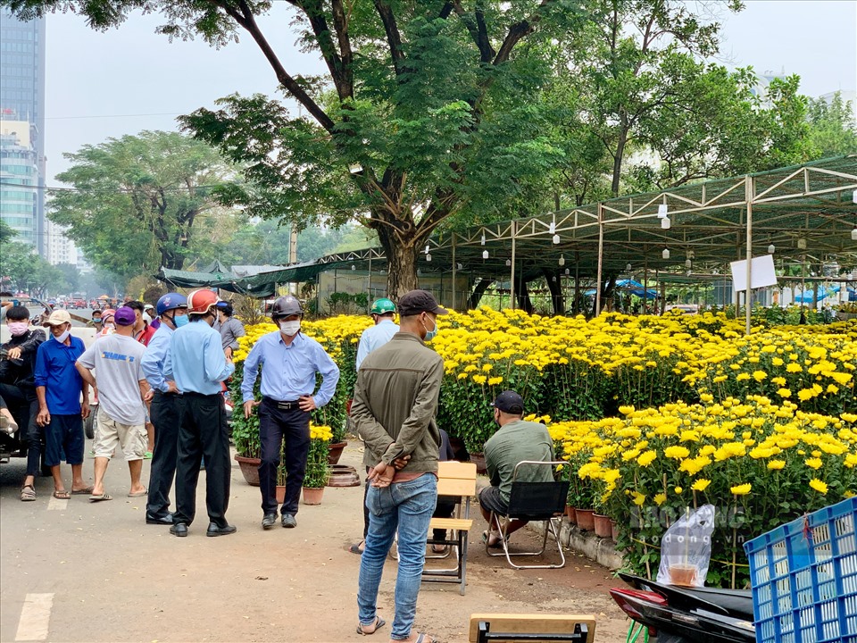 Đầu giờ chiều ngày 27 Tết, không khí tại chợ hoa đã nhộn nhịp hơn so với những ngày trước, người dân cũng nghiêm túc chấp hàng việc đeo khẩu trang khi tới đây.