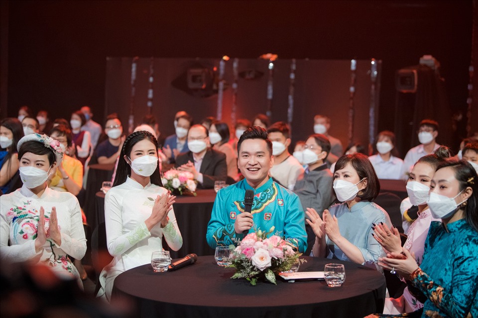 Hoa hậu cùng các khách mời cùng đeo khẩu trang để bảo vệ sức khỏe cho bản thân. Ảnh: Vũ Toàn.