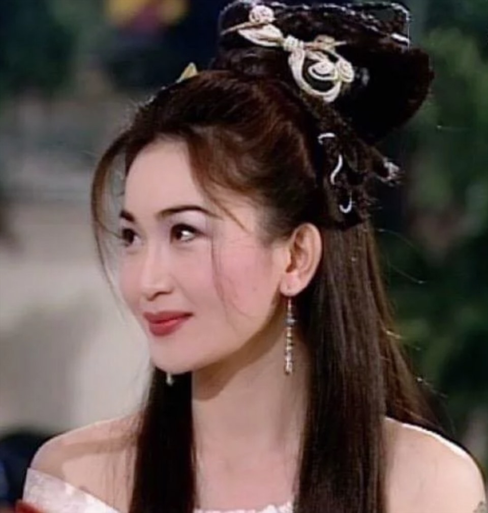 Nhờ nhan sắc lộng lẫy, sắc sảo cùng diễn xuất thực lực, vào những năm 1990, cô là biểu tượng gợi cảm của làng giải trí Hồng Kông. Ảnh cắt phim.