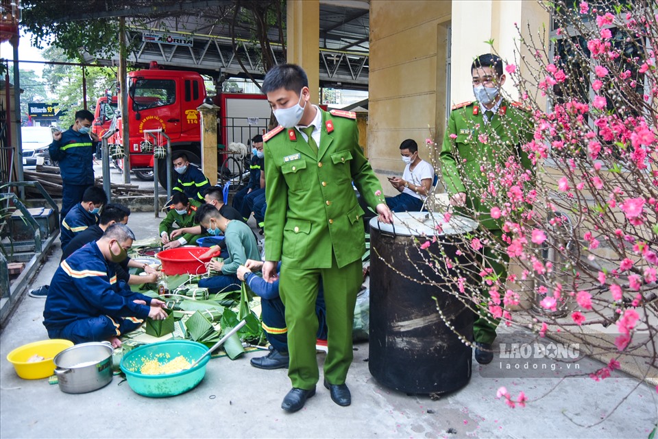 Việc cùng nhau gói bánh chưng ngày Tết còn giúp tăng cường tình đồng chí đồng đội, chia sẻ những hi sinh thầm lặng khi phải trực chiến, ăn tết tại đơn vị.