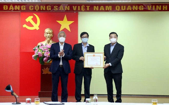 Ông Chu Ngọc Anh tặng bằng khen cho tập thể CDC Hà Nội.