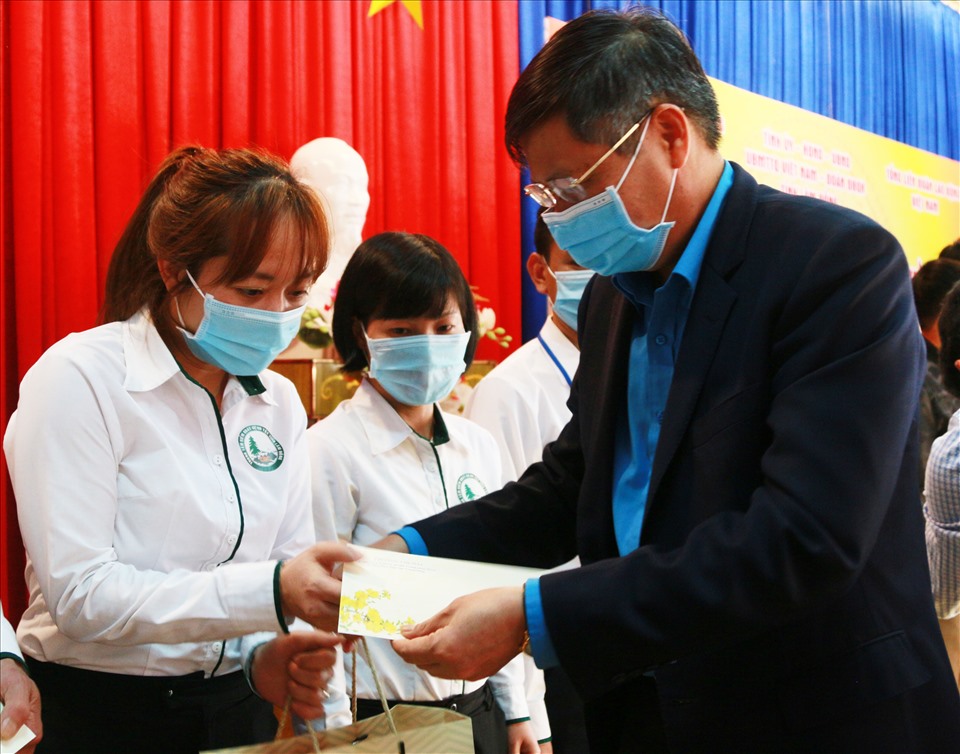 ...và Phó Chủ tịch Tổng LĐLĐ Việt Nam trao quà cho các cán bộ, bác sỹ, nhân viên làm nhiệm vụ chống dịch COVID-19 trong dịp Tết Nguyên đán. Ảnh: Bảo Trung