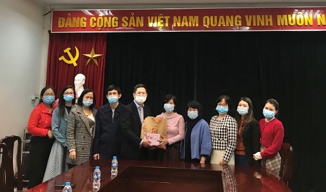 Công đoàn Viện Hàn lâm Khoa học xã hội Việt Nam thăm hỏi, tặng quà cho đoàn viên có hoàn cảnh khó khăn nhân dịp Tết Nguyên đán Tân Sửu.