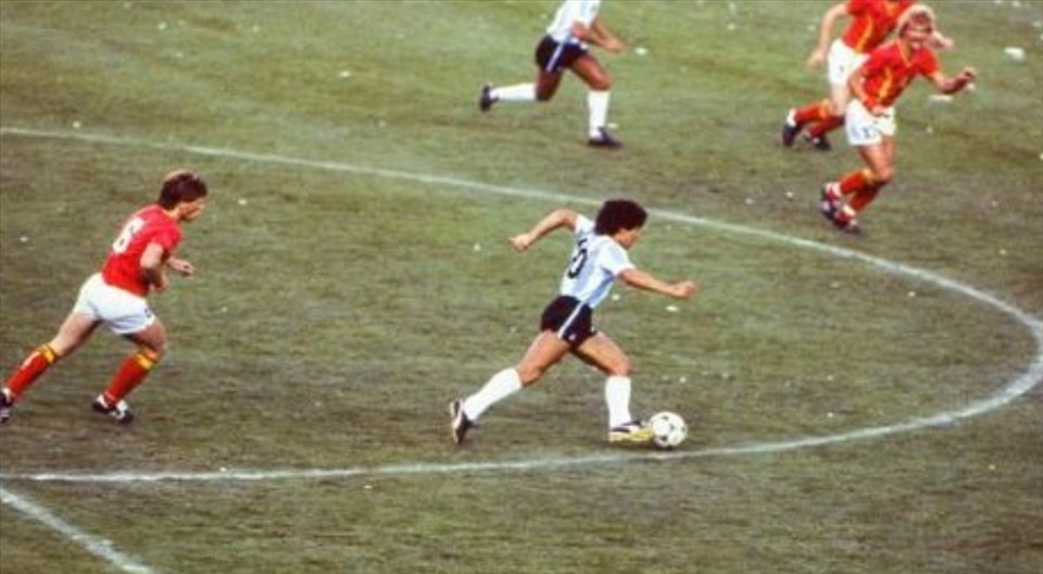 Maradona trên sân cỏ. Ảnh: BHD.