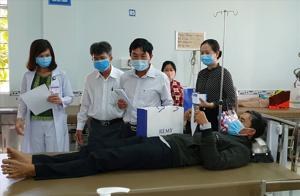 Phó chủ tịch UBND huyện Vĩnh Lợi, tỉnh Bạc Liêu Phạm Thanh Liêm trao quà cho bệnh nhân tại giường bệnh. Ảnh: Nhật Hồ