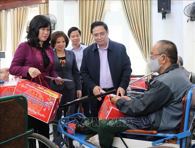 Đồng chí Phạm Minh Chính cùng các đồng chí lãnh đạo tỉnh Bắc Ninh tặng quà các thương, bệnh binh tại Trung tâm Điều dưỡng thương binh Thuận Thành. Ảnh: TTXVN.