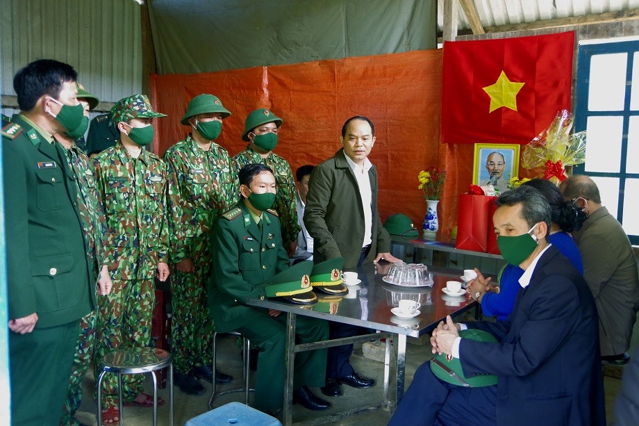 Ông Nguyễn Quốc Đoàn phát biểu giao nhiệm vụ cho cán bộ, chiến sĩ đang thực hiện nhiệm vụ tại chốt công tác. Ảnh: Võ Tiến.