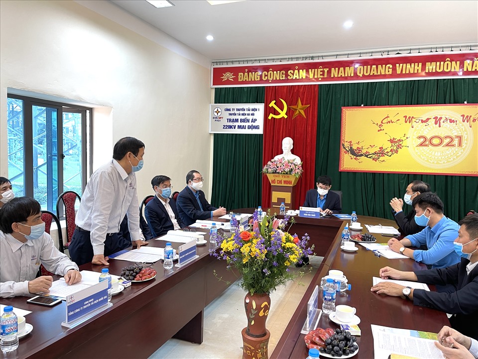 Chủ tịch Công đoàn Tổng Công ty Truyền tải điện Quốc gia Trịnh Tuấn Sơn trao đổi thông tin tại buổi gặp. Ảnh: Hà Anh