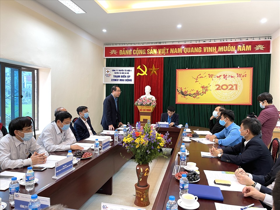 Chủ tịch Công đoàn Điện lực Việt Nam Đỗ Đức Hùng phát biểu tại buổi gặp. Ảnh: Hà Anh