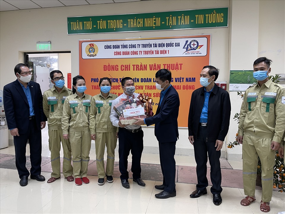 Phó Chủ tịch Tổng LĐLĐVN Trần Văn Thuật (thứ ba từ phải sang) tặng quà CBCNV Trạm 220kV Mai Động. Ảnh: Hà Anh