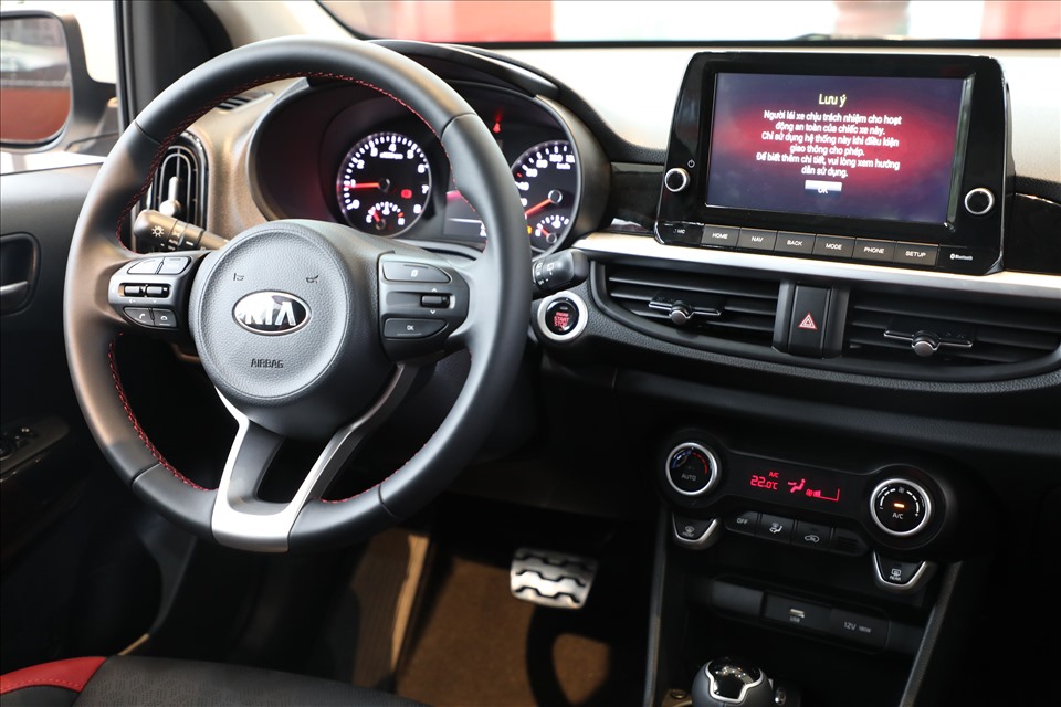 Cả 2 phiên bản đều được trang bị vô-lăng 3 chấu D-Cut thể thao, màn hình thông tin giải trí 8 inch đặt nổi kết nối Apple CarPlay, cửa gió điều hòa của xe được đặt dọc, dàn âm thanh 6 loa, điều hòa tự động.