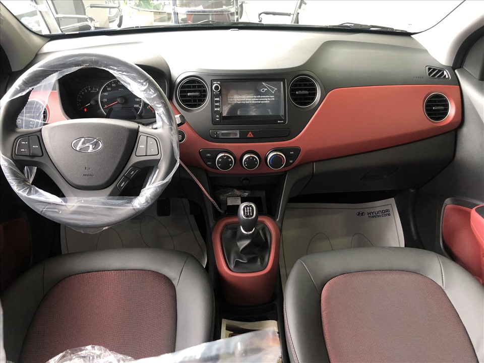 Trong khi đó, Hyundai Grand i10 được trang bị hệ thống vô lăng 3 chấu có bọc da và tích hợp hệ thống điều âm thanh. Tuy nhiên mặt tap-lô của i10 vẫn ở dạng truyền thống và tinh gọn, do đó không đem lại được cảm giác thời trang như ở phiên bản mới của Kia Morning.