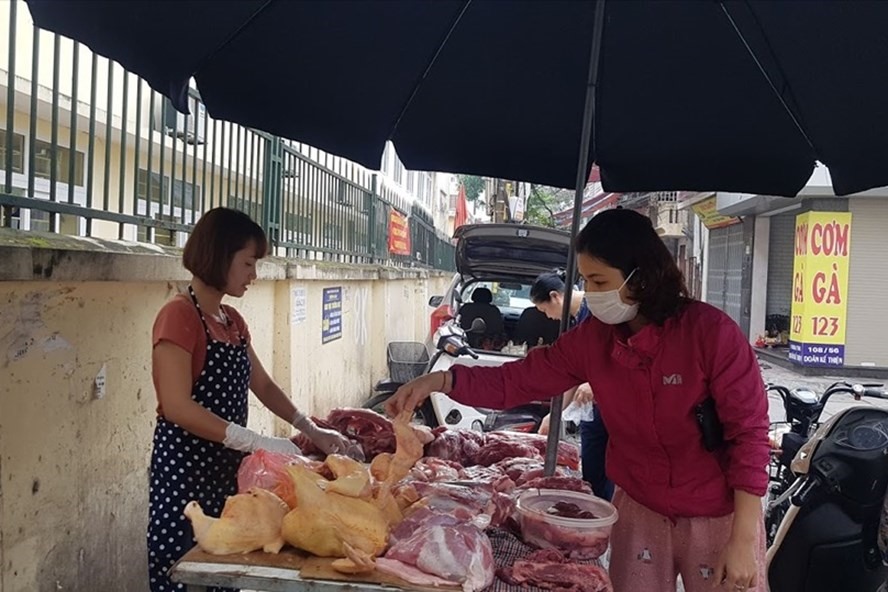 Giá lợn hơi lao dốc từ 1.000-5.000 đồng/kg đã đẩy giá thịt lợn bán lẻ tại chợ tiếp tục giảm do nguồn cung dồi dào và sức mua kém. Ảnh: Vũ Long