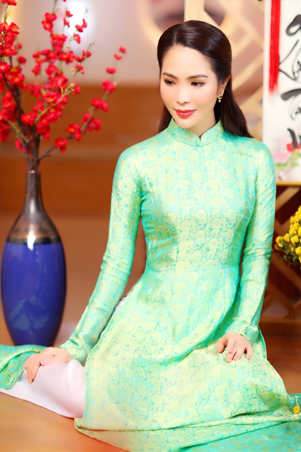 Với khuôn mặt đậm chất Á đông kết hợp cùng nét đẹp giản dị của tà áo dài truyền thống, Dương Kim Ánh trở nên vô cùng dịu dàng và xinh đẹp. Ảnh: NVCC.