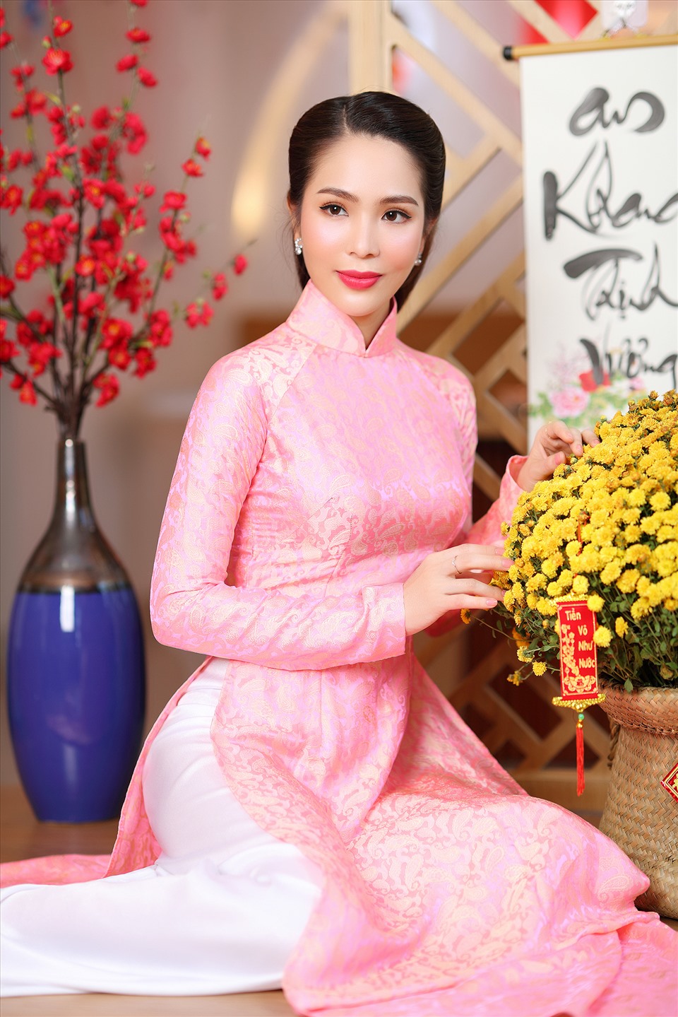 Từ trang phục, lối make-up đến phong thái càng làm tôn lên vẻ đẹp của một người phụ nữ Việt Nam. Ảnh: NVCC.