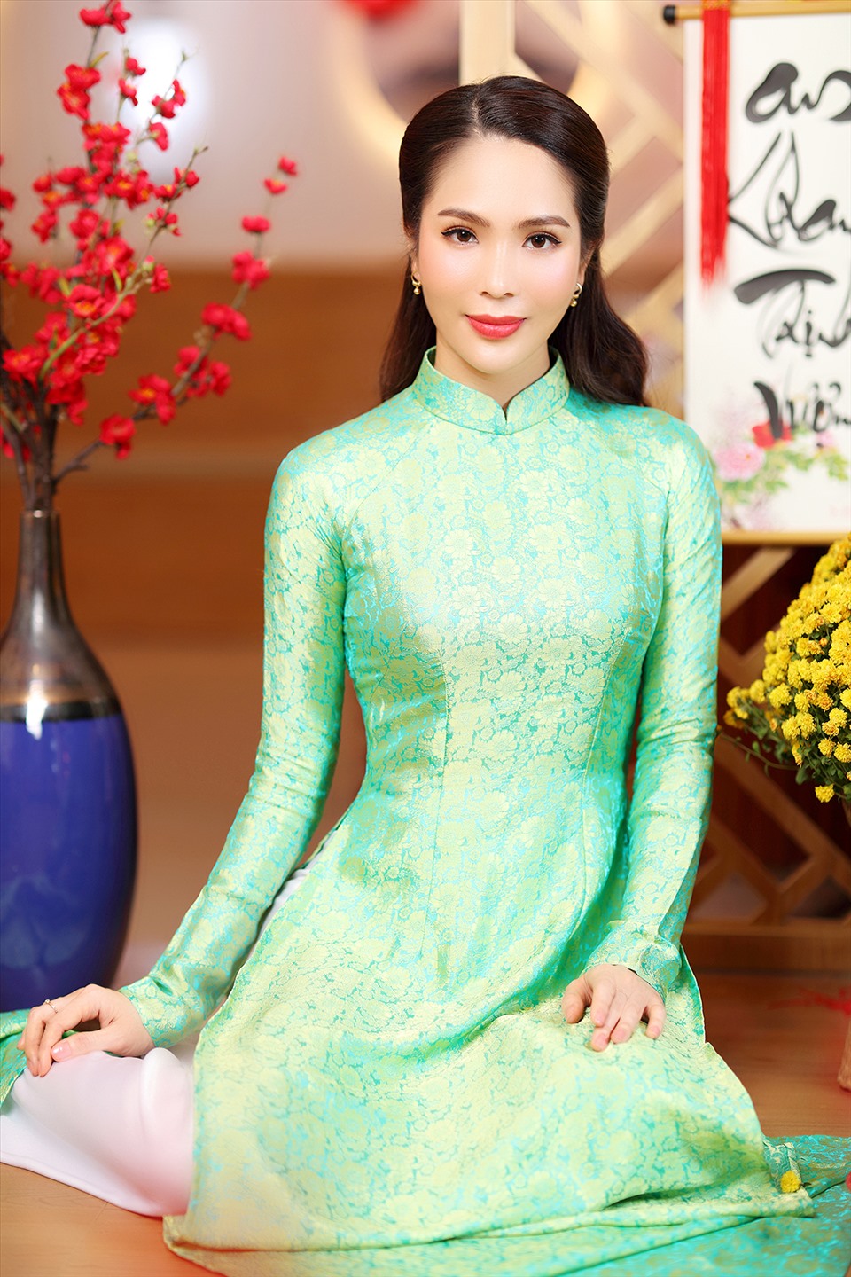 Từng đạt danh hiệu Hoa hậu Áo dài nên với Dương Kim Ánh, áo dài luôn là lựa chọn hàng đầu của cô trong những dịp quan trọng, đặc biệt vào những ngày Tết cổ truyền nhằm giữ gìn văn hoá truyền thống, thể hiện tinh thần dân tộc. Ảnh: NVCC.