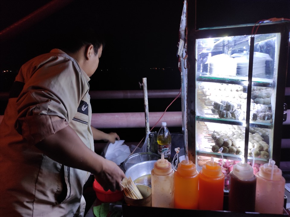 Bắt đầu từ 6 giờ tối các xe bán đồ chiên, nem, nước uống đã xuất hiện trên cầu Cần Thơ và cầu Mỹ Thuận để đón những lượt khách xa quê về nhà, dừng chân ăn uống.