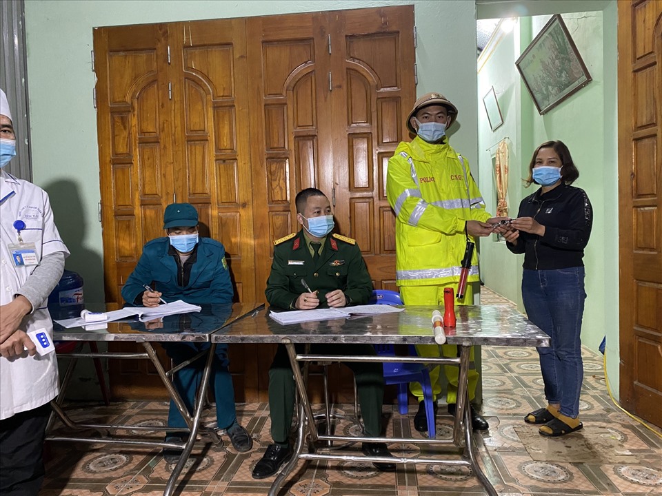 Chị Nguyễn Thị Bích (phải) sẵn sàng chia sẻ ngôi nhà của mình cho chốt kiểm dịch.