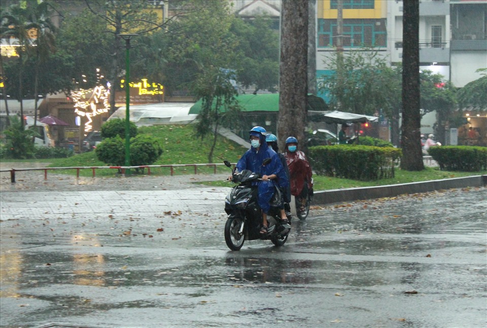 TPHCM và các tỉnh, thành lân cận vẫn sẽ tiếp tục có mưa trái mùa xảy ra trong ngày. Ảnh: Thanh Vũ