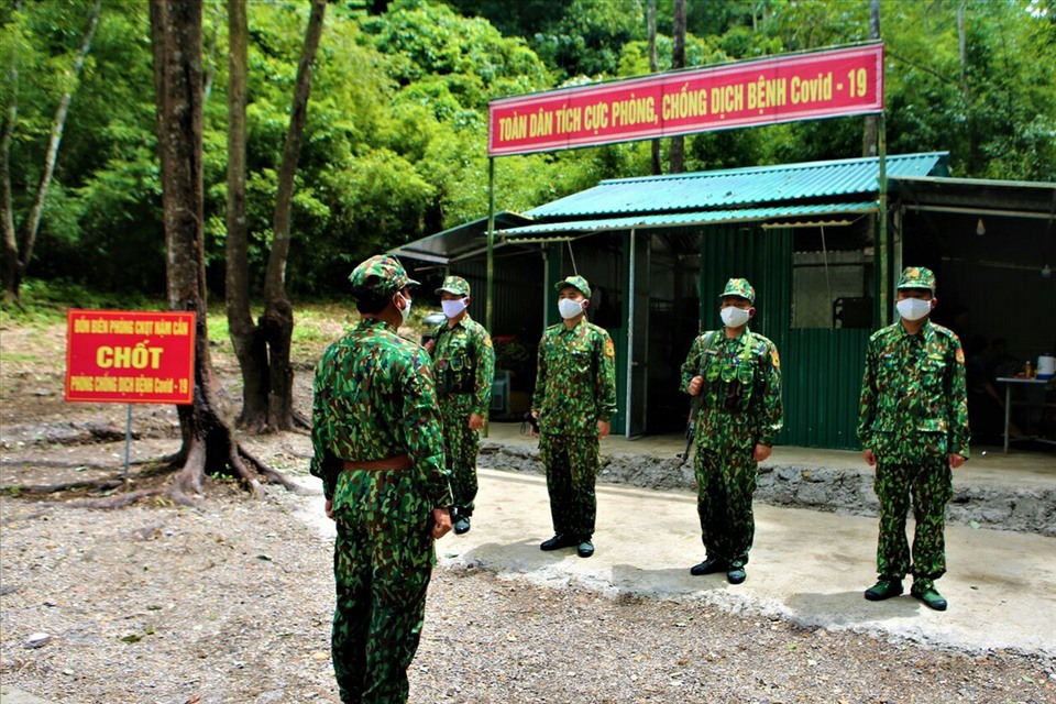 Bộ đội biên phòng Nghệ An trực chiến tại chốt phòng dịch vùng biên giới Việt-Lào. Ảnh: Biên Cương