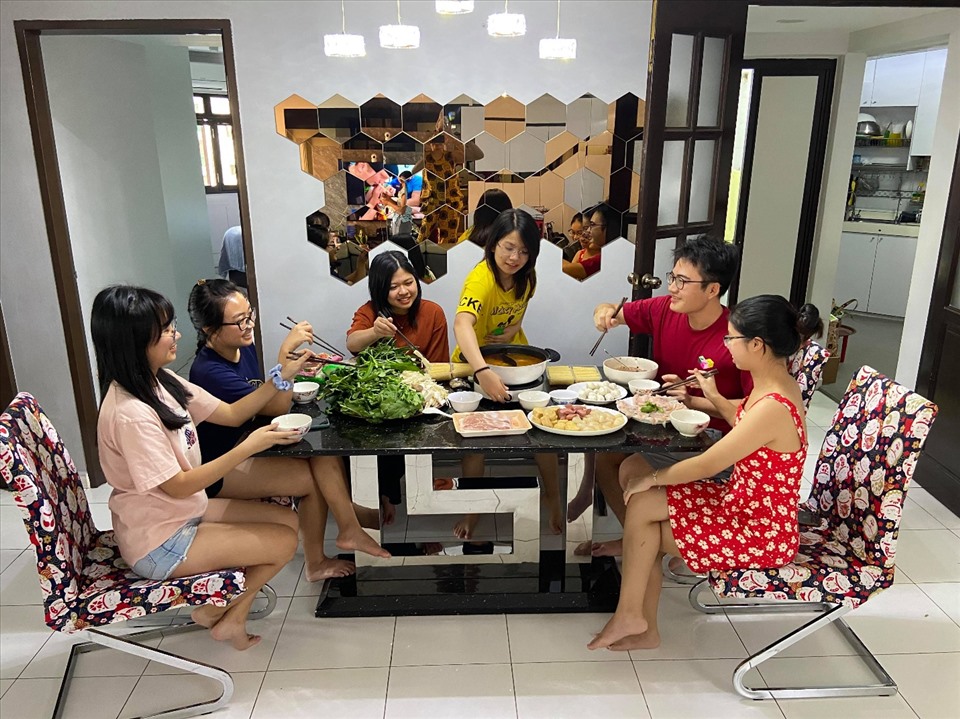 Các thành viên của Hội Sinh viên Việt Nam tại Singapore hẹn đến nhà nhau ăn lẩu trước Tết Nguyên đán. Ảnh: NVCC